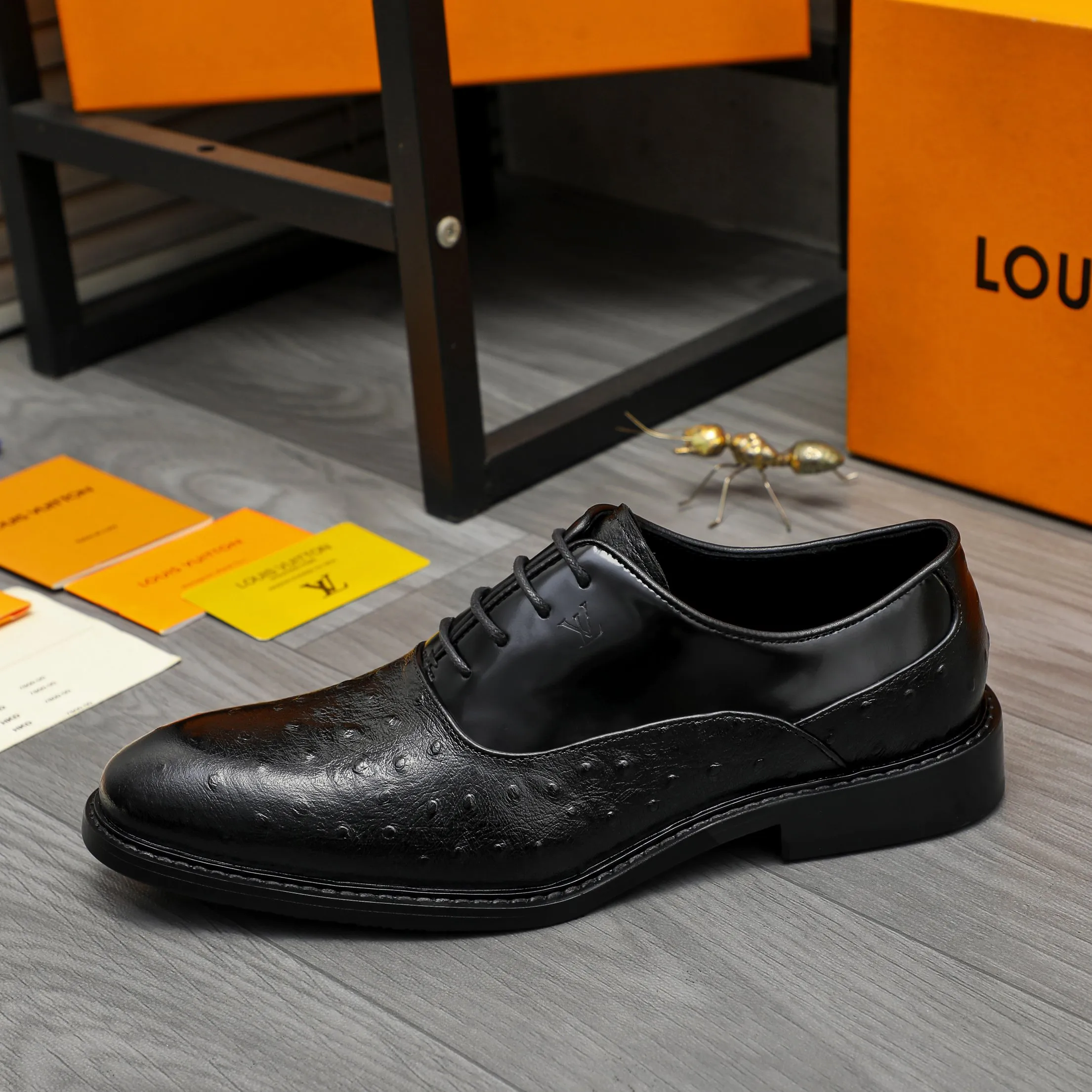 Men's shoes 💰p460 Product trademark: LV (Louis Vuitton) business lace-up formal leather shoes. Regular size: 39-44 (38.45 custom-made, non-refundable) Product materials: Selected high-quality ostrich pattern cowhide spliced ​​with pearlescent cowhide upper, cowhide lining, original rubber outsole